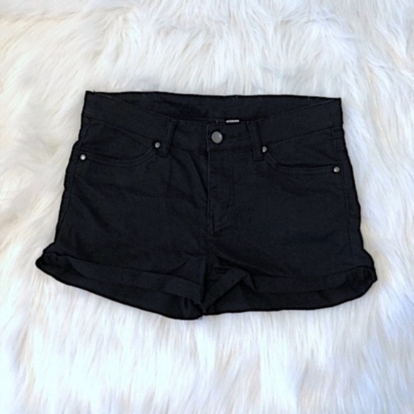 $10 CLEARANCE! H&M Black High Waisted Folded Cuff Shorts - Picture 5 of 7